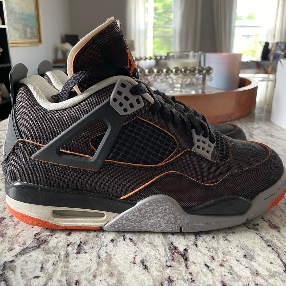 Air Jordan 4 Retro SE in Sail and Black Starfish